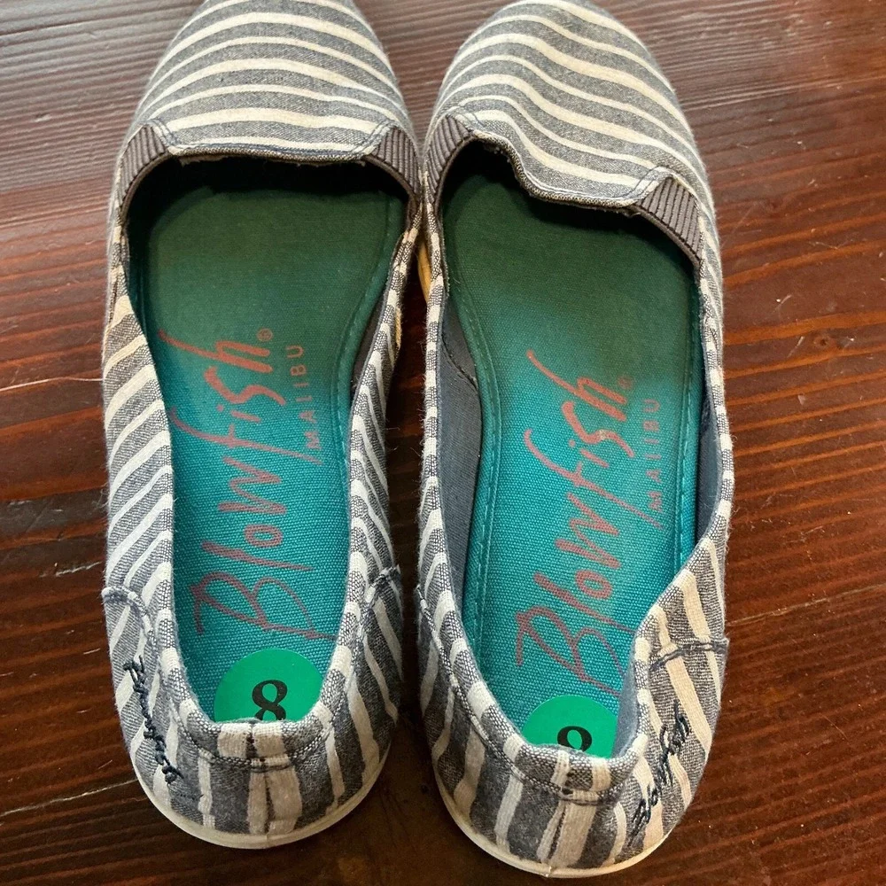 Blowfish Gillie Flat Shoes Womens Size 8‎ Gray White Striped Round Toe Slip On